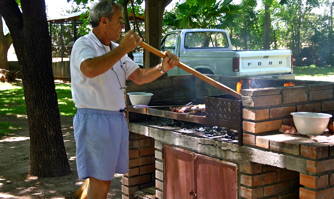 Ricardo prépare l'Asado du dimanche déjeuner