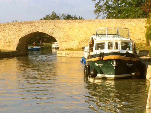 Le pont de Saïsses à Capestang date du 17ème siècle : c’est le plus bas de tout le Canal du Midi ! 