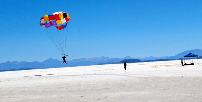 salar_parachute