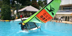 Démonstration de catamaran... à la piscine !