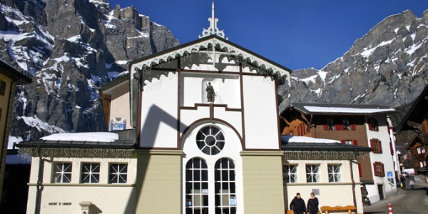 Loèche-les-Bains : la place centrale avec l’église