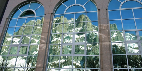 Loèche-les-Bains : reflet des montagnes sur la façade du centre thermal (Photos Gérard Antonetti)